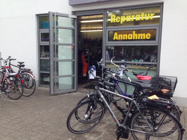 Cykelgaraget vid stationen i Göttingen har plats för 1.800 cyklar i två våningar. Cykeltvätt och verkstad intill.